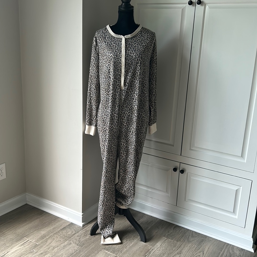 Fruit of the Loom ribbed leopard onesie size xl/xxl